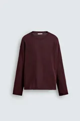 Jersey de hombre, color vino tinto, de calce regular fit, tejido en punto con algodón, cuello redondo y manga larga. Presenta acabados en rib con vuelta en cuello, puños y ruedo.