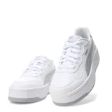 Championes urbanos Puma modelo Court Lally Skye, de plataforma, color blanco con detalles en gris claro. Presentan el logo de la marca en el lateral y en la lengüeta.