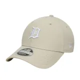 Gorra de béisbol color beige con el logo de los Detroit Tigers bordado en blanco en el frente y el logo de New Era bordado en el lateral.
