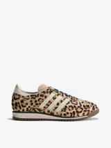 Championes Adidas modelo SL 72 OG con estampado de leopardo. Presentan las icónicas tres tiras laterales en color crema, suela de goma dentada y detalles en verde oscuro en los cordones y la entresuela.
