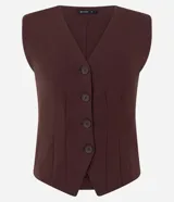 Chaleco femenino de corte sastrero y acinturado, confeccionado en punto roma color bordó. Presenta escote en V, cierre frontal con botones y diseño sin estampado.