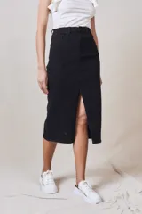 Falda midi de jean negro con tiro alto y abertura frontal.