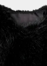Chaqueta corta de efecto pelo sintético en color negro, con cuello redondo, diseño recto y manga larga.