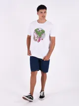 Remera blanca de manga corta con estampado frontal de Hulk y el logo de los Avengers.