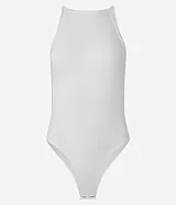 Body blanco sin mangas, confeccionado en tejido rib con textura acanalada y escote recto.