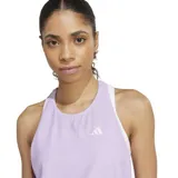 Musculosa deportiva Adidas Own The Run, color lila claro, con cuello redondo y sisas amplias. Presenta el logo de Adidas en blanco en el pecho y una cinta interior en el cuello con texto repetido.