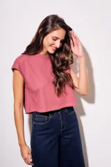 Remera gris de algodón con poliéster, corte crop, mangas cortas y bolsillo en el pecho.