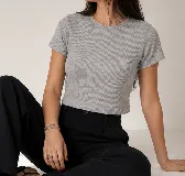 Remera de morley de algodón, de corte ajustado y diseño crop, con cuello redondo y mangas cortas.