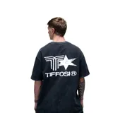 Remera de algodón con efecto lavado ácido en color negro, de corte holgado, manga corta y cuello redondo. Presenta un pequeño logo bordado en el centro del pecho.