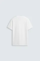 Camiseta de algodón de peso medio, color gris oscuro con efecto lavado ligero. Presenta cuello redondo y manga corta.