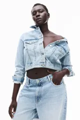 Pantalón de jean celeste de tiro alto, corte holgado en cintura, cadera y muslos, con estilo baggy de muslo a bajo.