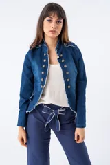 Chaqueta de estilo victoriano confeccionada en tejido denim azul, con cuello mao y cierre frontal de doble botonadura con botones plateados. Presenta bordes deshilachados y corte ajustado que realza la figura.
