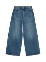 Jean wide leg de tiro medio y perneras amplias, confeccionado en denim azul con efecto lavado y diseño clásico de cinco bolsillos.