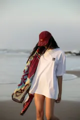 Remera marrón de corte oversize con estampa trasera con la palabra 'Uruguay' y logo delantero.