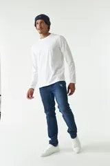 Remera de manga larga para hombre, de corte clásico y escote redondo, confeccionada en algodón. Presenta un pequeño logo bordado en el pecho.