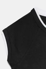 Camiseta blanca de corte slim fit con efecto de doble capa en las mangas cortas y el cuello redondo, en color azul marino.