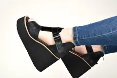 Sandalias de cuero con plataforma corrida, capellada ancha amarilla, detalles en cuero texturizado tipo reptil marrón y tira en el empeine de color blanco con cierre ajustable en el talón.