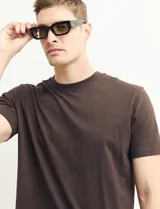 Remera verde militar de manga corta y cuello redondo.