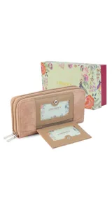 Billetera larga de diseño rectangular en tono beige, confeccionada en símil cuero con textura combinada. Cuenta con doble compartimento principal con cierre, solapa frontal con broche a presión, visor para documentos y tarjetero extraíble. Incluye monedero interno y múltiples espacios para billetes y tarjetas.