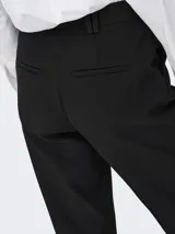 Pantalón sastrero negro de tiro alto y diseño wide leg, con cierre frontal de gancho y cremallera, y pasacintos en la cintura.