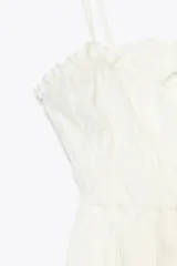 Top blanco de lino con tirantes finos, escote recto, detalle de frunces y cordón ajustable con abalorios.