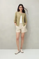 Short color verde militar, de tiro medio, con bolsillos delanteros y traseros.