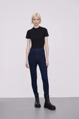 Calza de jean azul oscuro, corte skinny y tiro alto.
