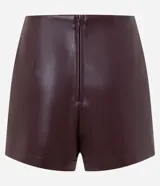 Short pollera de tiro alto confeccionado en poliuretano con acabado liso. Presenta un diseño cruzado en el frente, cierre posterior con cremallera y corte ajustado.
