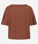 Blusa color ladrillo de tejido piquet con viscosa certificada, modelo t-shirt box, escote redondo y mangas cortas con pliegues.