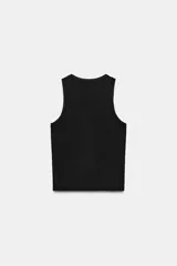 Musculosa de punto rib color marrón con escote redondo y diseño sin mangas.