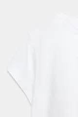 Camiseta blanca de algodón con cuello redondo, manga corta y diseño asimétrico de bajo redondeado y más largo en la espalda.