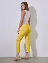 Pantalón color beige de gabardina elastizada, marca Zac & Rachel. Corte recto, pretina ancha pespunteada y largo al tobillo.