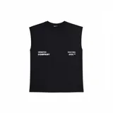 Musculosa de corte oversize color negro, confeccionada en algodón premium. Presenta un diseño minimalista con estampado tipográfico en blanco en la parte inferior frontal.