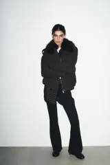 Pantalón de tiro alto color marrón, con cintura elástica y bajo acampanado (flare).