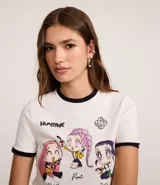 Remera blanca de algodón con cuello redondo y ribetes negros en cuello y mangas. Presenta un estampado frontal de cuatro personajes de estilo chibi inspirados en el K-Pop, con la palabra "HANTRIX" en la parte superior.