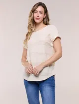 Blusa celeste de tejido calado tipo pointelle, con escote redondo, mangas cortas con dobladillo y presilla con botón, y ruedo curvo.