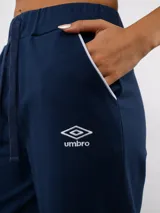 Pantalón de piqué recto color azul marino, con cintura elástica y cordón ajustable. Presenta el escudo del Club Nacional de Football en el muslo izquierdo y el logo de Umbro en el muslo derecho.