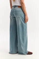Jean wide leg de tiro alto, con piernas amplias y caída recta, en color negro con lavado desgastado.