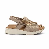 Sandalias de cuero combinadas en tonos tostado, nude y detalles metalizados dorados, con diseño de tiras cruzadas y textura efecto reptil en la parte superior. Cuentan con suela de plataforma baja y tira ajustable en el talón.