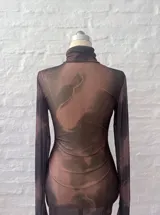 Minivestido marrón de microtul elastizado con cuello alto y mangas largas acampanadas.