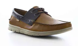 Zapatos náuticos Freeway de cuero color marrón habana, con detalles en cuero oscuro en los laterales y cordones. Cuenta con suela de goma clara y costuras reforzadas.