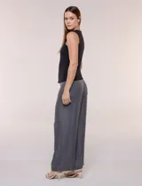 Musculosa de calce al cuerpo confeccionada en modal y algodón de textura suave, con cuello a la base, sisas de acabado limpio y diseño con frente forrado en doble tela.