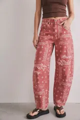 Jean de tiro alto y corte baggy con diseño barrel, en color rojo con estampado paisley blanco.