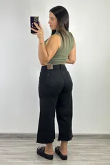 Pantalón jean negro de corte culotte con terminación desflecada.