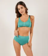 Soutien tipo top de microfibra sin costuras, con diseño de bretel ancho, sin aros y sin copas.