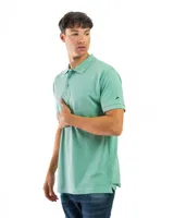 Chomba manga corta color borgoña con cuello clásico y borde azul marino.