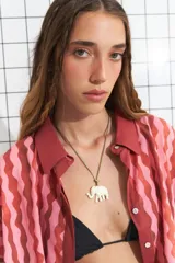 Collar con cordón verde y dije de elefante blanco de acrílico.