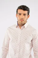 Camisa de manga larga Brooksfield con corte slim, color azul marino y estampado de pequeñas hojas y puntos. Presenta cierre frontal con botones y logo bordado en el pecho.