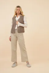 Chaleco marrón de punto abanico crochet. Prenda must have de la temporada.