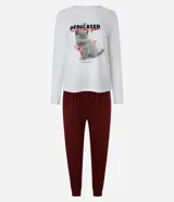 Conjunto de pijama largo de dos piezas: remera de algodón blanca con mangas largas y estampado de gatito, y pantalón de viscosa color borgoña con cintura elástica y puños ajustados.